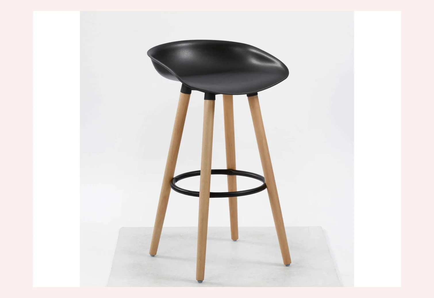 Tabouret de bar noir à assise creusée moulée sur pieds en hêtre avec repose-pieds en acier — une assise type selle conçue pour les assises courtes